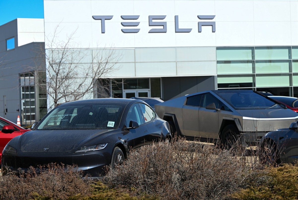 Protest Against Elon Musk At Edmonton Tesla Dealership EDMONTON, CANADA MARCH 22: Tesla cars parked outside a Tesla dealership during a rally in support of those in the U.S. impacted by Elon Musks pol ...