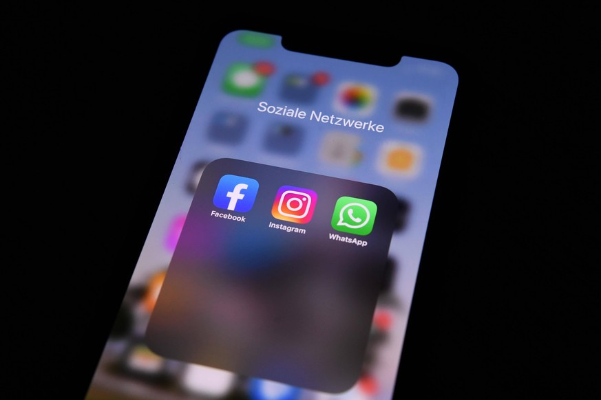 Störung bei WhatsApp, Facebook und Instagram Am 04.10.2021 gab es eine Störung bei den sozialen Netzwerken WhatsApp, Facebook und Instagram *** WhatsApp, Facebook and Instagram disruption On 04 10 202 ...