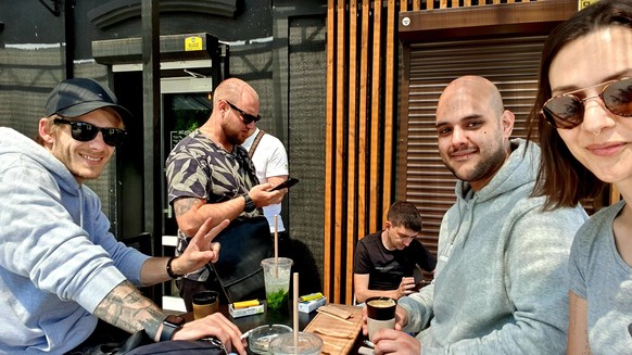 Bei Sonnenschein im Café der umkämpften Stadt Mykolajiw: die Helfer Patrick Münz (v.l.), Alex Vasilyev, Okan Baskonyali und watson-Redakteurin Joana Rettig.