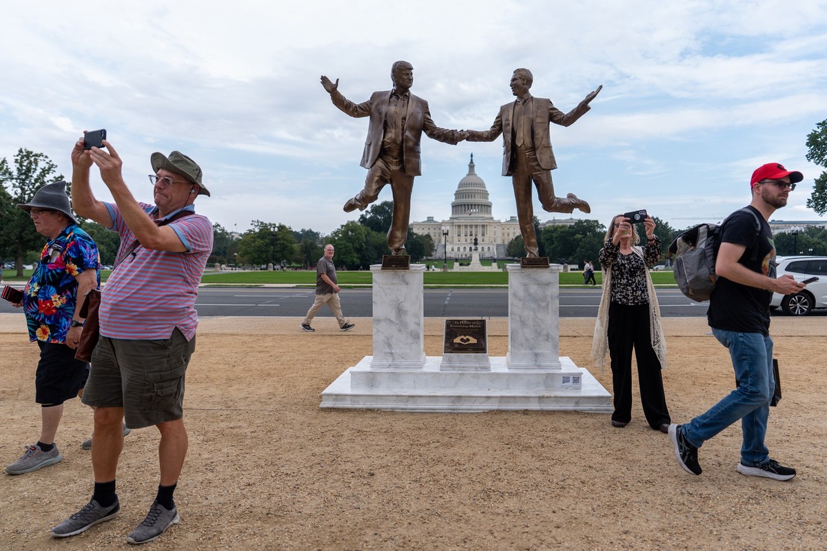 dpatopbilder - 23.09.2025, USA, Washington: Menschen fotografieren auf der National Mall ein Protestkunstwerk, das US-Präsident Donald Trump und Jeffrey Epstein darstellt. Foto: Julia Demaree Nikhinso ...