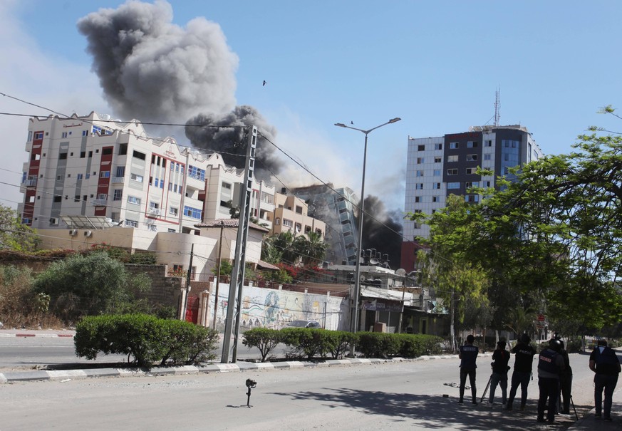 Rauch steigt auf, nachdem ein israelischer Luftangriff den Al-Jalaa-Turm in Gaza-Stadt getroffen hat, in dem sich Wohnungen und mehrere Medienanstalten, darunter The Associated Press und Al Jazeera, befinden.