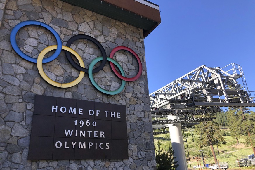 ARCHIV - 09.07.2020, USA, Squaw Valley: Eine Tafel an einem Sessellift im Skigebiet weist auf die Olypmischen Winterspiele 1960 hin. (zu dpa &quot;Nach Rassismusdebatte: Skigebiet Squaw Valley soll um ...