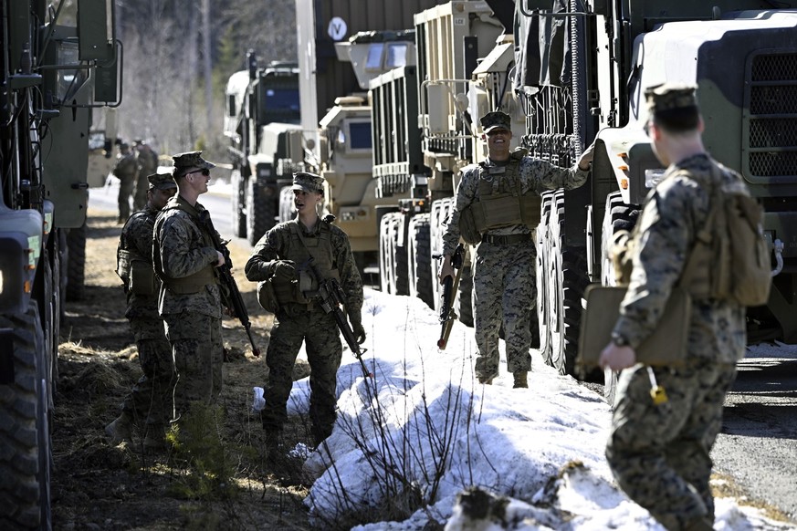 17.04.2023, Schweden, Ostersund: Mitglieder des US Marine Corps überqueren die Grenze von Norwegen nach Schweden während des Beginns der Militärübung «Aurora 23». In Schweden hat die größte Militärübu ...