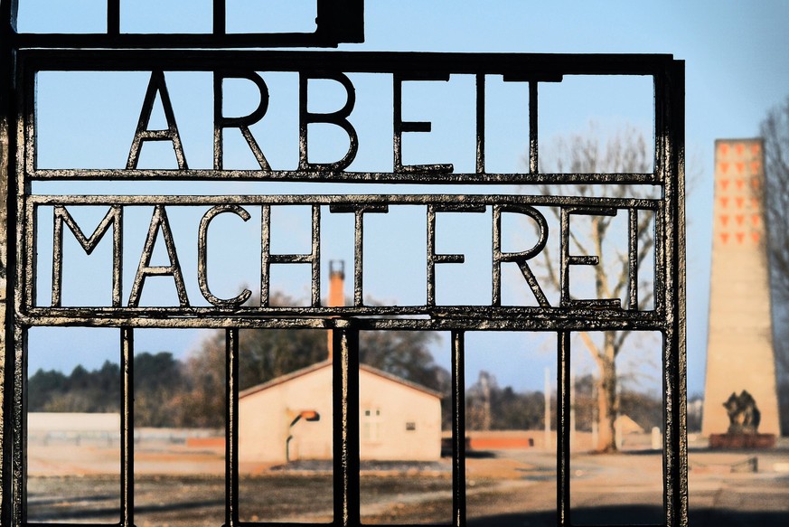 Den zynischen Spruch "Arbeit macht frei" nutzten die Nationalsozialisten auch in Sachsenhausen als Torinschrift.