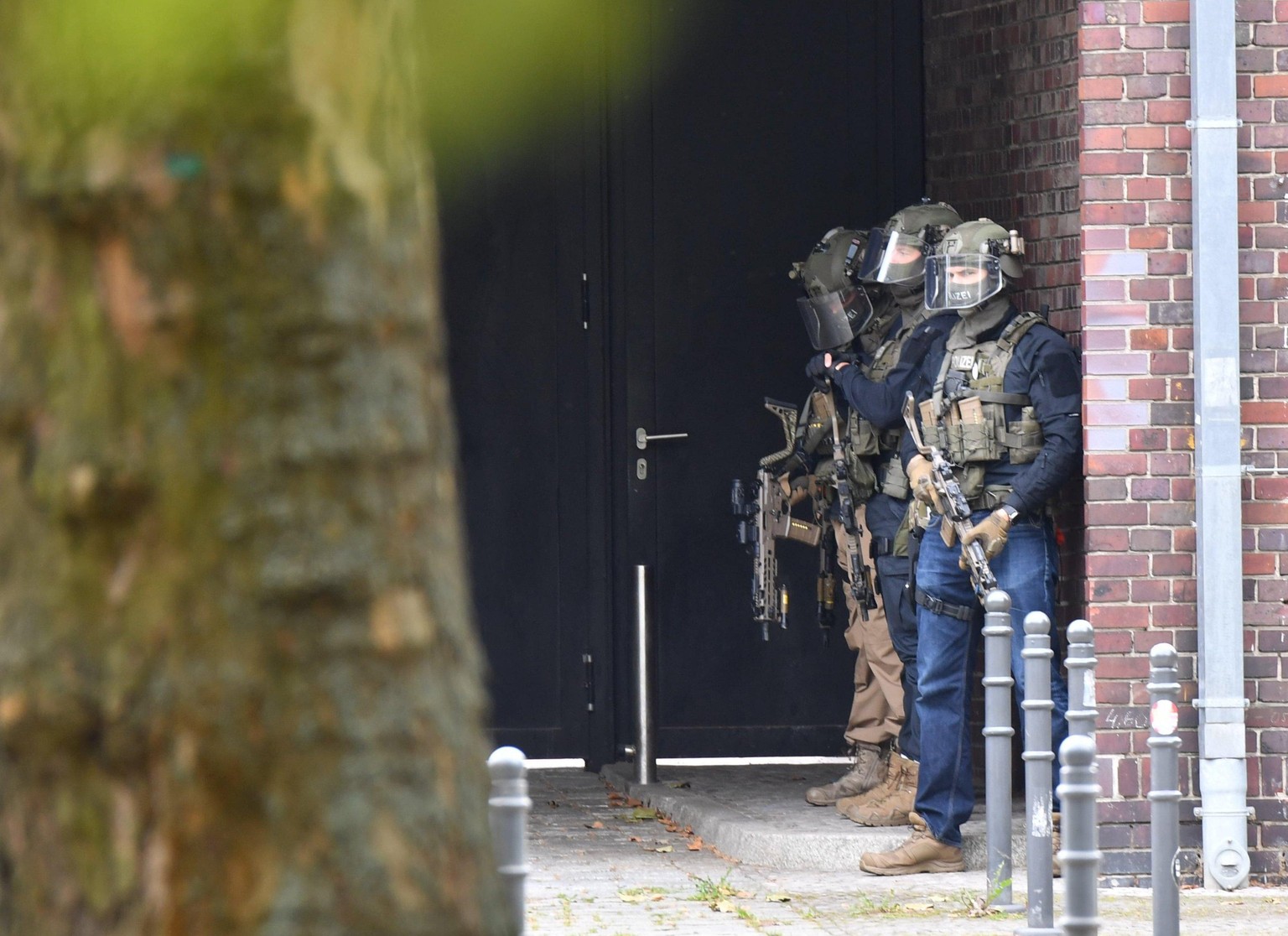 28.08.2020, Berlin: Bewaffnete Einsatzkräfte der Polizei stehen an einem Oberstufenzentrum in Rummelsburg. (zu «Polizei und Feuerwehr im Einsatz nach Alarm an Berliner Schule») Foto: Paul Zinken/dpa-Z ...