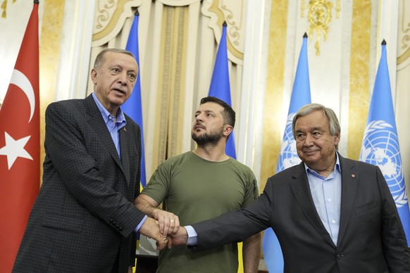Der türkische Präsident Recep Tayyip Erdogan (von links), Ukraines Präsident Wolodymyr Selenskyj und UN-Generalsekretär António Guterres nach den Beratungen in Lwiw. 