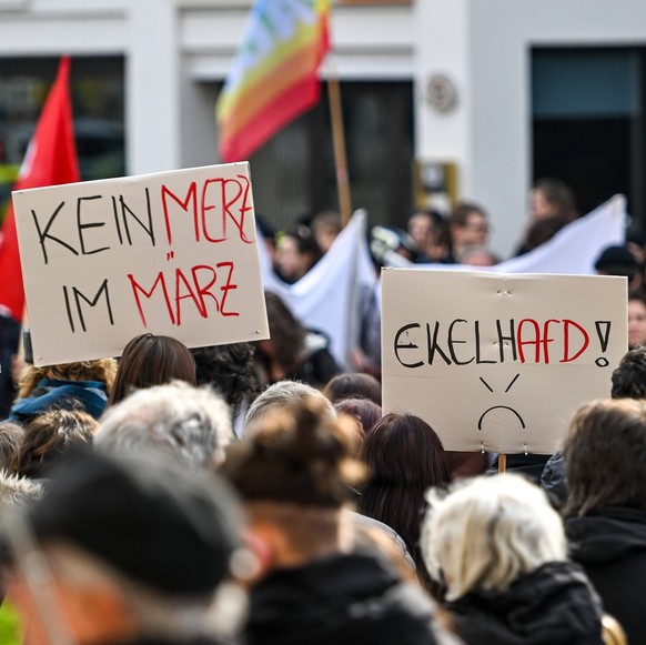 GER, Bundestagswahl, Demo gegen Rechts in Ulm und Neu-Ulm / 22.02.2025, Marktplatz, Ulm, GER, Bundestagswahl, Demo gegen Rechts in Ulm und Neu-Ulm, Organisator: Buendnis Klarae Kante gegen Rechts , Mo ...