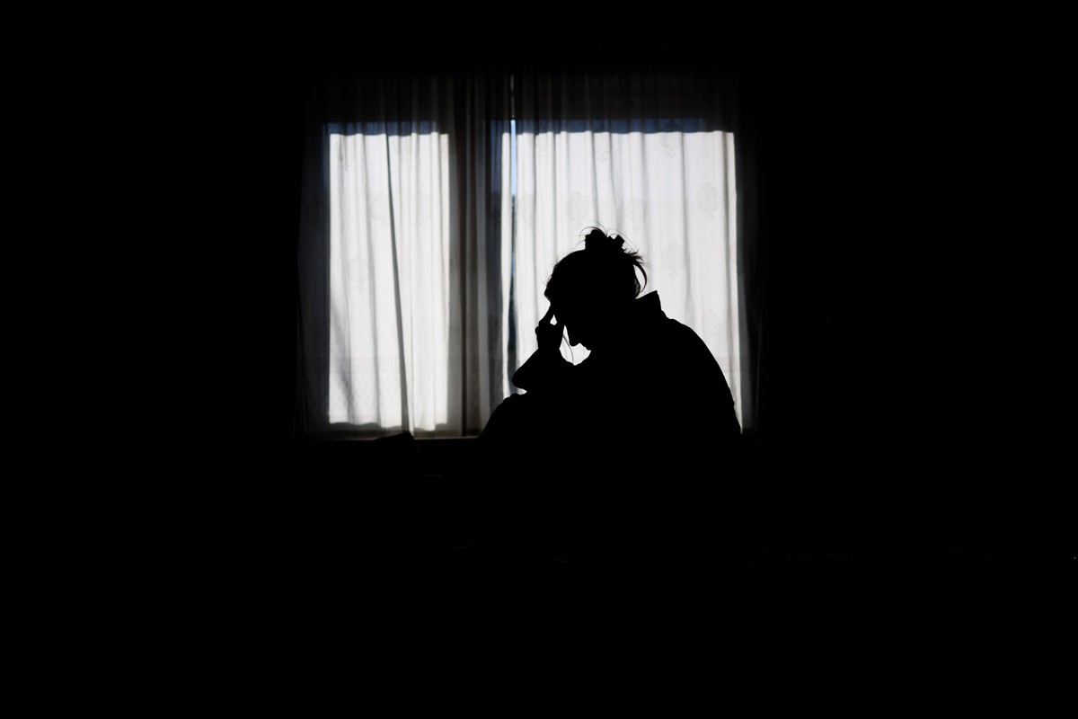 PRODUKTION - 19.02.2025, Niedersachsen, Hannover: ILLUSTRATION - Die Silhouette einer Frau zeichnet sich vor einer hellen Fensterfront ab (gestellte Szene). (zu dpa: «Schwere Erkrankungen halbieren? - ...