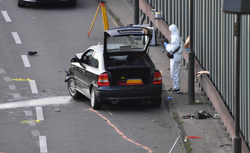 19.08.2020, Berlin: Ermittler arbeiten auf der Berliner Stadtautobahn A100 in Höhe der Ausfahrt Alboinstraße. Der Staatsschutz ermittelt gegen einen Mann, der für eine stundenlange Sperrung der Stadta ...