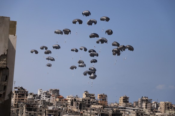 dpatopbilder - 30.04.2024, Pal�stinensische Gebiete, Gaza: Ein Flugzeug wirft humanit�re Hilfe �ber dem Gaza-Streifen ab. Foto: Abdul Rahman Salama/XinHua/dpa +++ dpa-Bildfunk +++