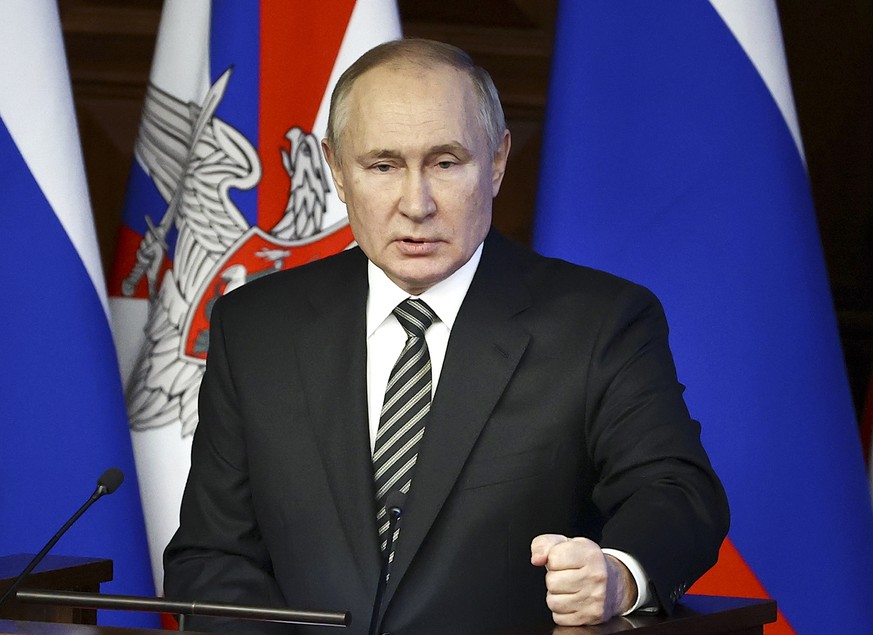 Russlands Präsident Wladimir Putin bei einer Rede auf einer erweiterten Sitzung des russischen Verteidigungsministeriums in Moskau.