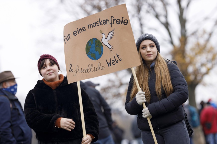 Demonstranten auf der Querdenken-Demo im Rheinpark Golzheim demonstrieren gegen das Tragen von Masken. Düsseldorf, 06.12.2020 *** Demonstrators at the Querdenken Demo in the Rheinpark Golzheim demonst ...