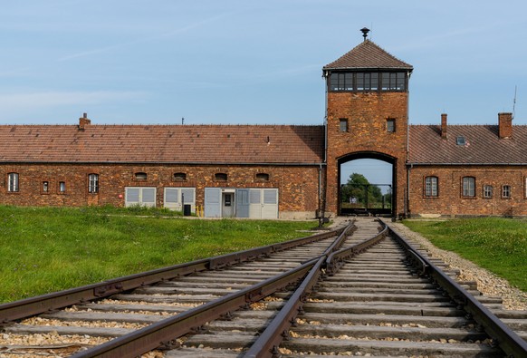 Auschwitz Auschwitz, Poland - 15 September, 2021: view of the gatehouse and train tracks at Auschwitz Concentration Camp in Poland Copyright: xZoonar.com/NandoxLardix 17610600