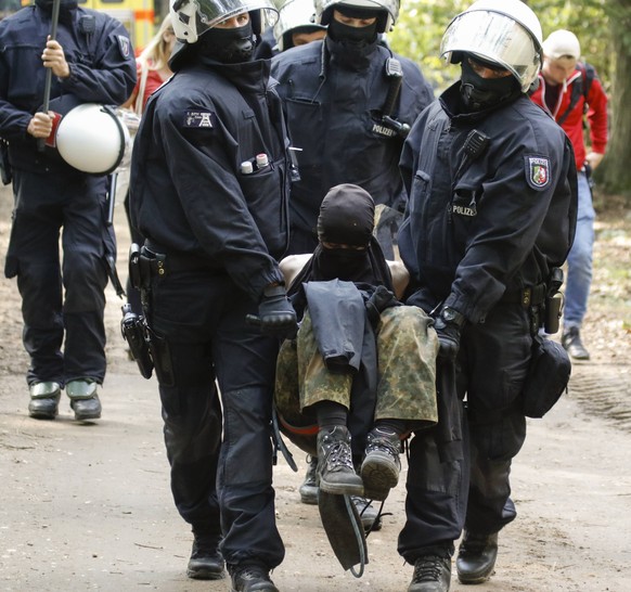 Germany: Day 2 of the Hambach Forest eviction Police officer carry an activist away. Day 2 of the eviction of activists from the occupied Hambach Forest by riot police saw further tree houses destroye ...