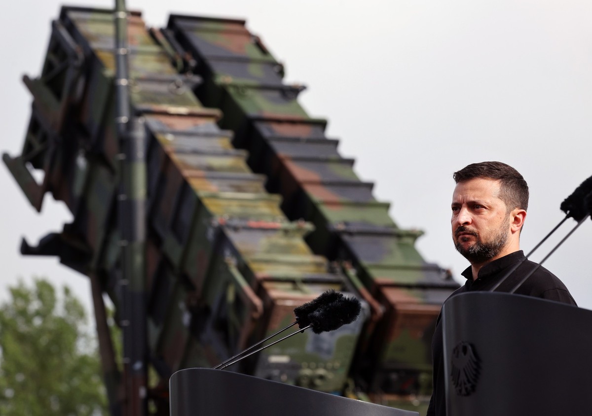 ARCHIV - 11.06.2024, Mecklenburg-Vorpommern, ---: Wolodymyr Selenskyj, Präsident der Ukraine, steht bei seinem Besuch auf einem Truppenübungsplatz vor einem Flugabwehrraketensystem vom Typ «Patriot».  ...