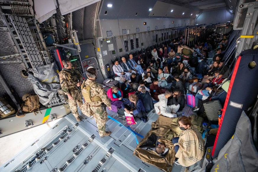 Die deutsche Bundeswehr bei der Evakuierung einiger Hilfskräfte.