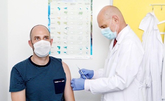 Am Institut für Tropenmedizin in Tübingen wurden Probanden bereits mit einem Corona-Impfstoff in der 1. Phase der klinischen Studie geimpft. 