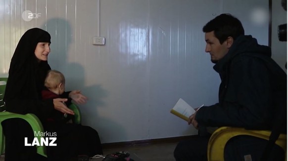 Der Journalist Kabisch im Gespräch mit Leonora, die mittlerweile zwei Kinder hat. 