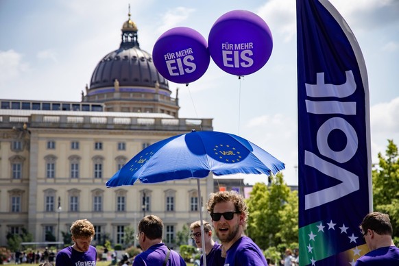 Aktivisten von Volt bei einem Infostand für die Europawahl im Lustgarten in Berlin am 2. Juni 2024. Kleine Parteien bei der EU Wahl *** Volt activists at an information stand for the European election ...