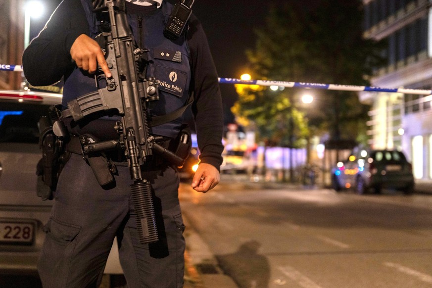 16.10.2023, Belgien, Brüssel: Die Polizei sperrt einen Bereich im Zentrum von Brüssel ab, in dem eine Schießerei stattgefunden hat. Nach den tödlichen Schüssen auf zwei Schweden in Brüssel, die Premie ...