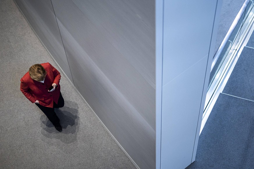 Angela Merkel, Bundeskanzlerin, telefoniert waehrend der Generaldebatte zum Bundeshaushalt im Deutschen Bundestag in Berlin, 09.12.2020. Berlin Deutschland *** Angela Merkel, Chancellor, on the phone  ...