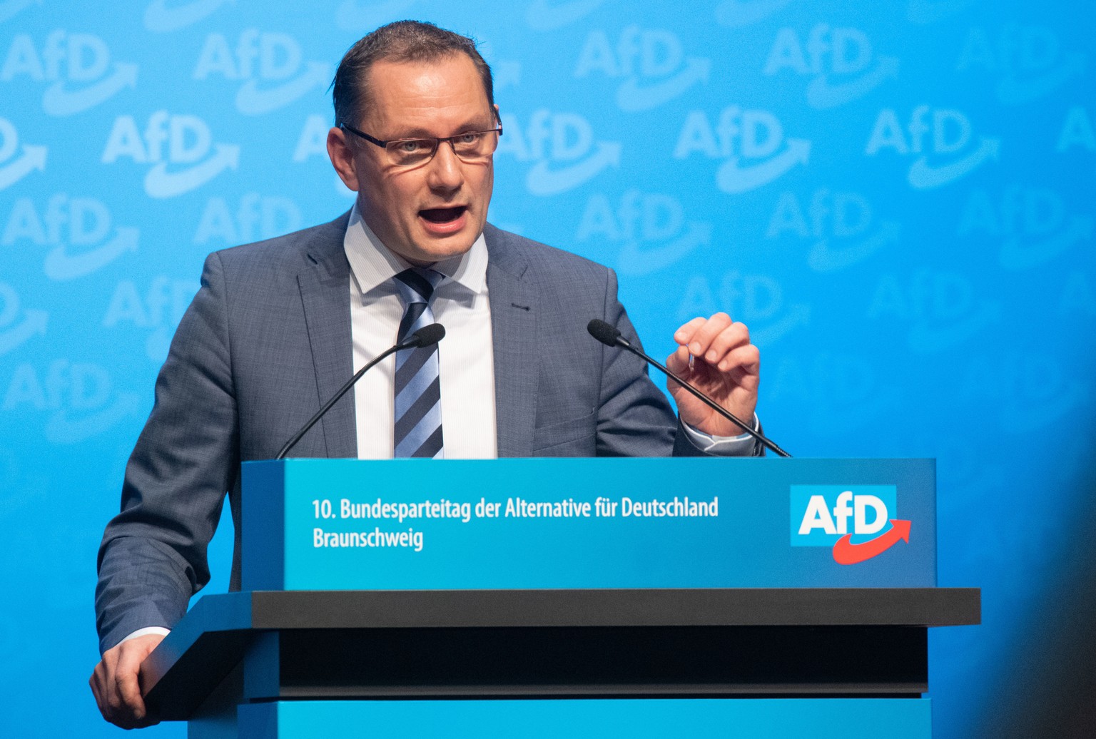 30.11.2019, Niedersachsen, Braunschweig: Tino Chrupalla, Bundestagsabgeordneter der AfD, spricht bei der Wahl zum Bundessprecher beim Parteitag der AfD. Foto: Julian Stratenschulte/dpa | Verwendung we ...