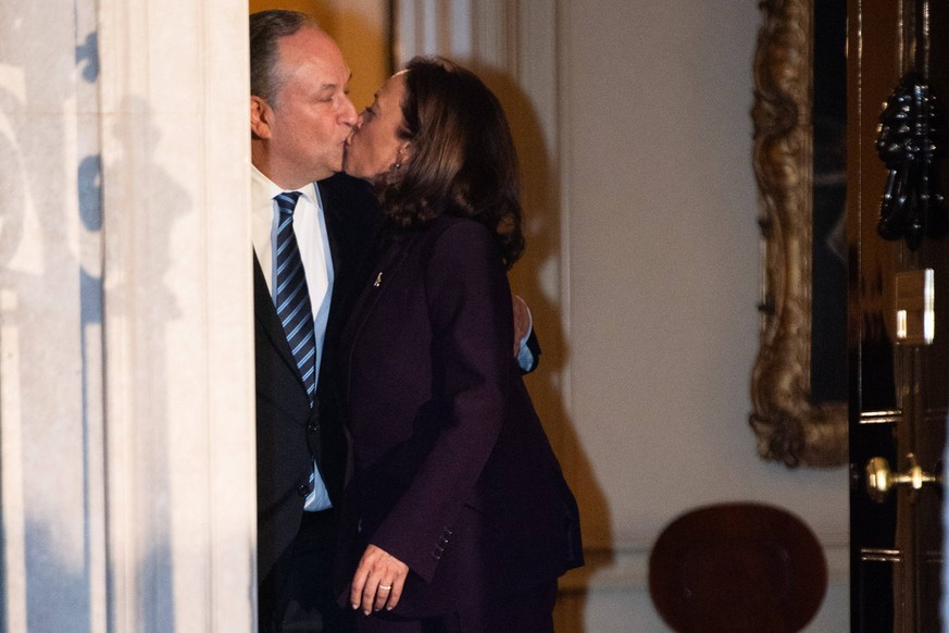 Vice President of the United States of America Visit - Wednesday 1 November 2023 - Downing Street, London Kamala Harris - Vice President of the United States of America kisses husband Douglas Emhoff a ...