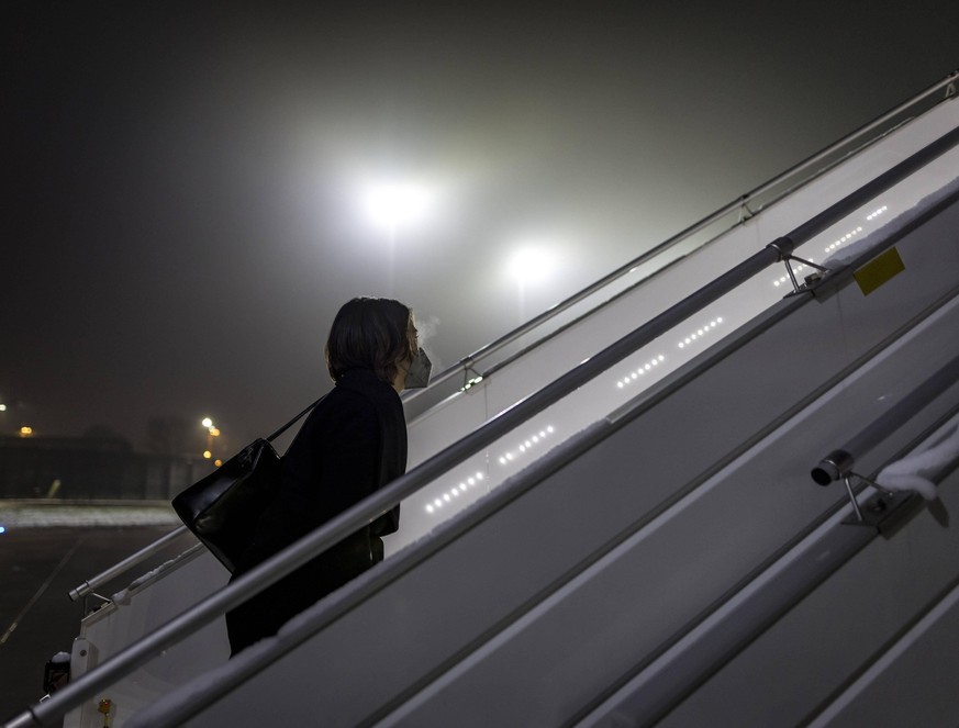 Bundesaussenministerin Annalena Baerbock, Gruene, steigt am Flughafen Berlin in einen Airbus A 319 der Flugbereitschaft der Bundeswehr. Baerbock fliegt zum G7 Treffen nach Liverpool. Berlin Deutschlan ...