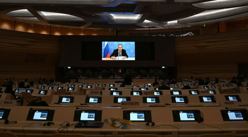 Der russische Außenminister Lawrow spricht im fast leeren Saal des UN-Menschenrechtsrats. Dutzende Länder haben die Rede boykottiert.