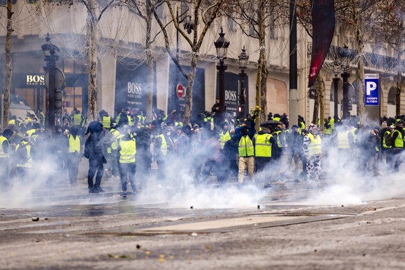 Impression von den Gelbwesten-Protesten gegen Präsident Macron auf den Champs Elysees. Paris, 15.12.2018 *** Impression of the Yellow West protests against President Macron at the Champs Elysees Paris ...