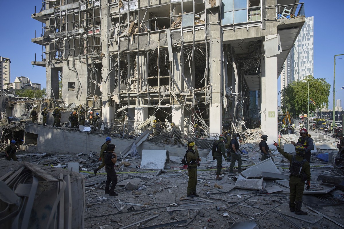 Rescue workers and military personnel inspect the site of a direct hit from an Iranian missile strike in Ramat Gan, Israel, Thursday, June 19, 2025. (AP Photo/Oded Balilty)