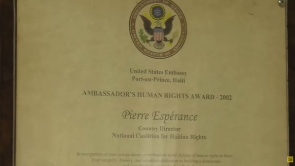 Hängt im Büro vom RNDDH-Chef Pierre Espérance: ein Menschenrechtspreis, verliehen von der US-amerikanischen Botschaft für seine Arbeit bei der RNDDH (früher: National Coalition for Haitian Rights).