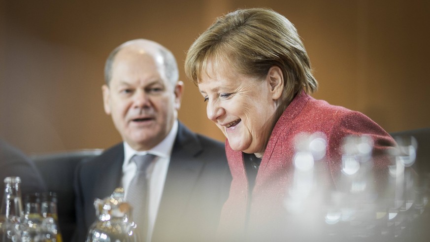 Bundeskanzlerin Angela Merkel (R), CDU, und Bundesfinanzminister Olaf Scholz, SPD, aufgenommen vor der woechentlichen Sitzung des Kabinetts im Bundeskanzleramt in Berlin, 12.12.2018. Berlin Deutschlan ...