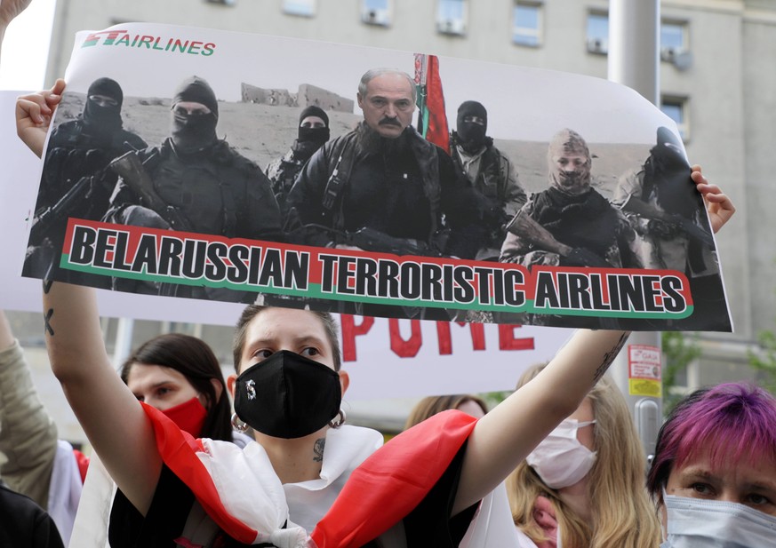 Demonstrantinnen auf einer Protestveranstaltung gegen das belarussische Regime in der polnischen Hauptstadt Warschau. 