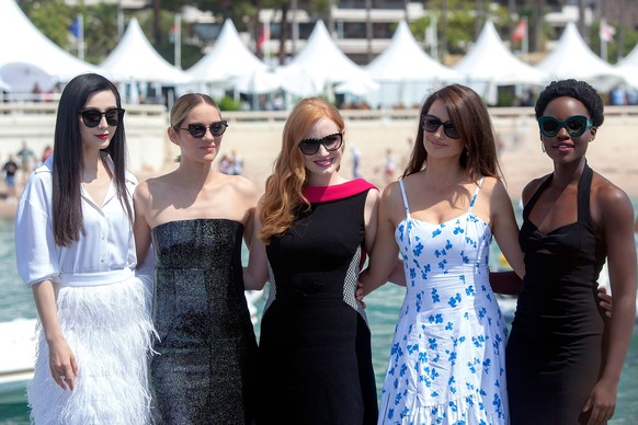 Fan Bingbing, Marion Cotillard, Jessica Chastain, Penelope Cruz und Lupita Nyong o beim 355 Photocall am 10.05.2018 im Rahmen vom 71. Film Festival in Cannes 71st Annual Cannes Film Festival - 355 Pho ...