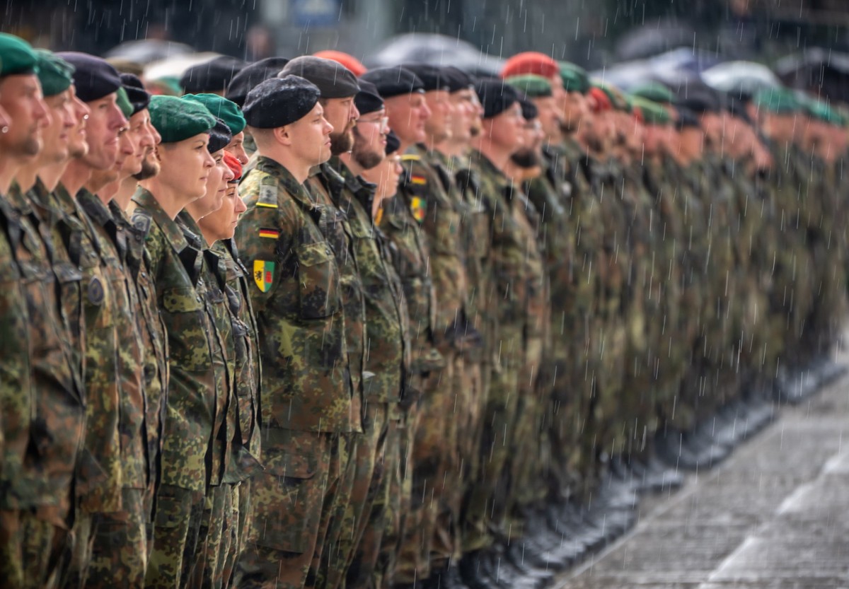 22.05.2025, Litauen, Vilnius: Bundeswehr-Soldaten stehen mit dem Patch der Litauen Brigade beim Aufstellungsappell der Panzerbrigade 45. Die Panzerbrigade 45 der Bundeswehr ist dauerhaft in Litauen st ...