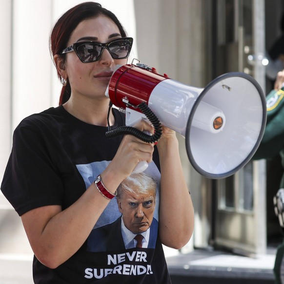 October 5, 2023, Tampa, Florida, USA: Laura Loomer, 30, from The Villages, the leader of the ÃâoeNever DeSantisÃâÂ movement, uses her megaphone as she supports former President Donald Trump outside be ...