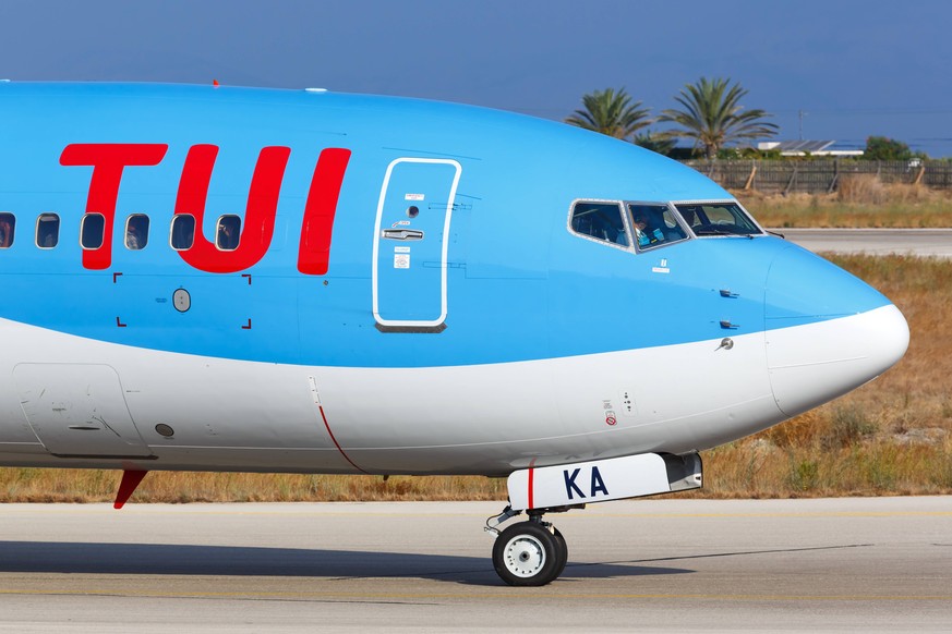 TUI Boeing 737 Flugzeug Flughafen Rhodos Rhodos, Griechenland - 13. September 2018: Eine Boeing 737-800 der TUI mit dem Kennzeichen D-ABKA auf dem Flughafen Rhodos (RHO) in Griechenland. *** TUI Boein ...