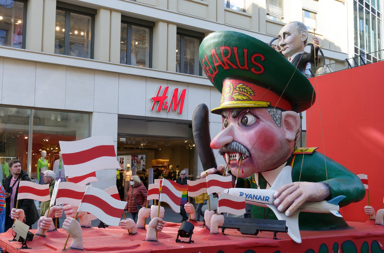 28.02.2022, Nordrhein-Westfalen, K�ln: Ein Persiflagenwagen &quot;Zeitbombe&quot; thematisiert w�hrend der Friedensdemonstration am Rosenmontag die Situation in Belarus. Nach dem russischen Angriff au ...