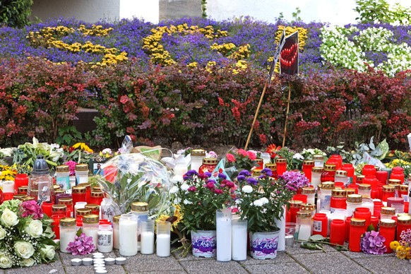 Attentat in Solingen Gedenkst�tte mit Trauenden Menschen und Demonstranten nach dem feigen Messeranschlag gegen wehrlose Personen Solingen Nordrhein-Westfalen Deutschland Fronhof *** Attack in Solinge ...