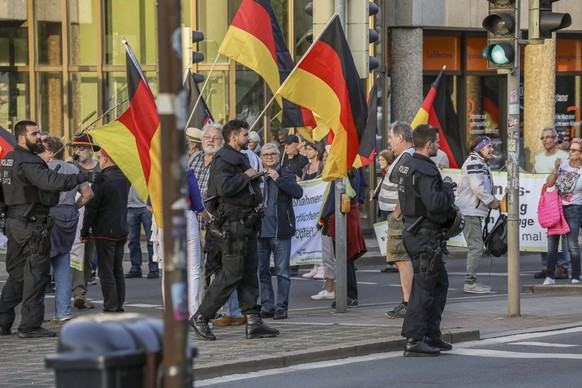 29.04.2024, Blockade rechtsextremer Demo, N�rnberg: Das AfD-nahe offen rechtsextrem agierende selbsternanne Team Menschenrechte wollte in ihrem mont�glichen Protest diesmal durch den einschl�gig alter ...