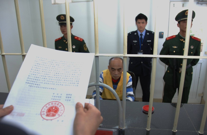Kurz vor einer Hinrichtung in China wird das Todesurteil verlesen.