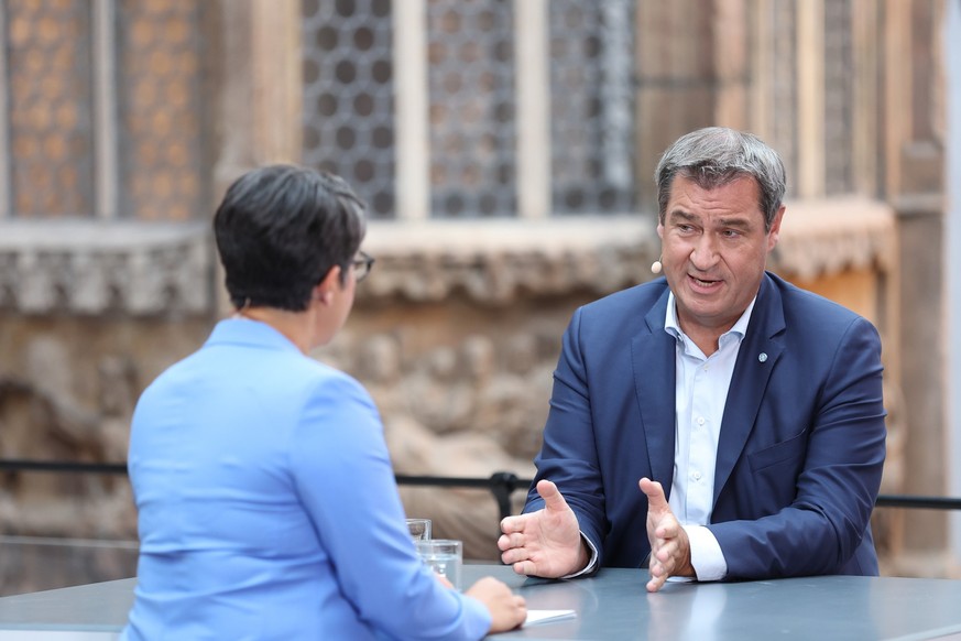 HANDOUT - 28.08.2022, Bayern, Nürnberg: Markus Söder (r), CSU-Vorsitzender und bayerischer Ministerpräsident, wird in der Reihe der ZDF Sommerinterviews von Shakuntala Banerjee im Germanischen nationa ...