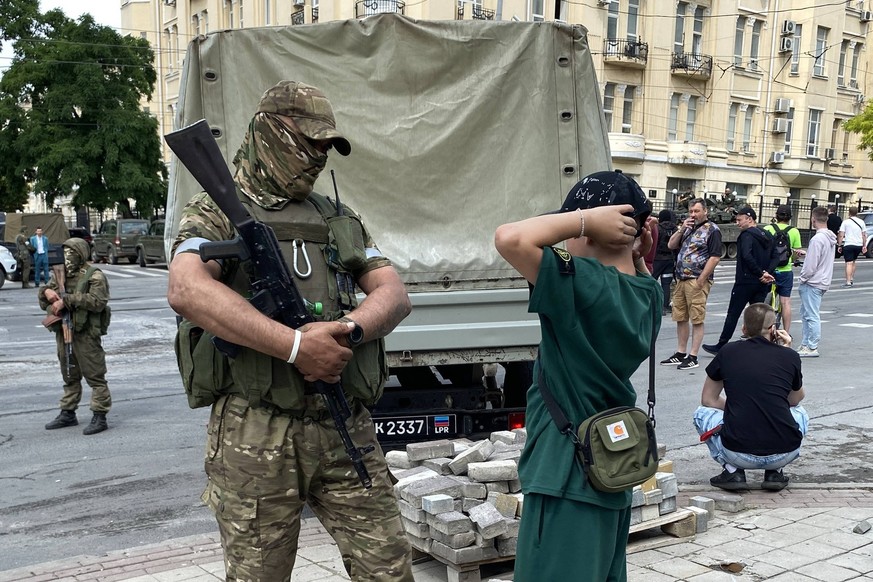 RUSSIA, ROSTOV-ON-DON - JUNE 24, 2023: A serviceman chats with a child in Budyonnovsky Prospekt Street. Erik Romanenko/TASS PUBLICATIONxINxGERxAUTxONLY 60036537