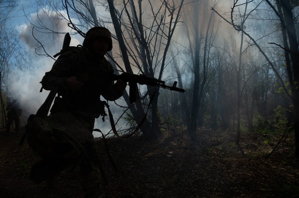 16.05.2024, Ukraine, ---: Soldaten der 22. Brigade trainieren für Infanterieeinsätze, die Klärung von Schützengräben und Notfallmedizin. Foto: Madeleine Kelly/ZUMA Press Wire/dpa +++ dpa-Bildfunk +++