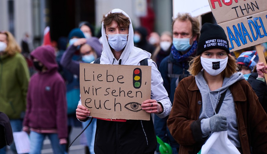 Lautstark ja – aber mächtig? Ein Teilnehmer einer Fridays-for-Future-Demo am 22. Oktober in Berlin übt mit seiner Botschaft an SPD, Grüne und FDP, die gerade über eine Regierungskoalition verhandeln, Druck aus.   