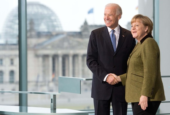 ARCHIV - 01.02.2013, Berlin: Bundeskanzlerin Angela Merkel (CDU) empf�ngt im Kanzleramt den damaligen US-Vizepr�sidenten Joe Biden. Unter US-Pr�sident Trump ist das Verh�ltnis zwischen den USA und Deu ...