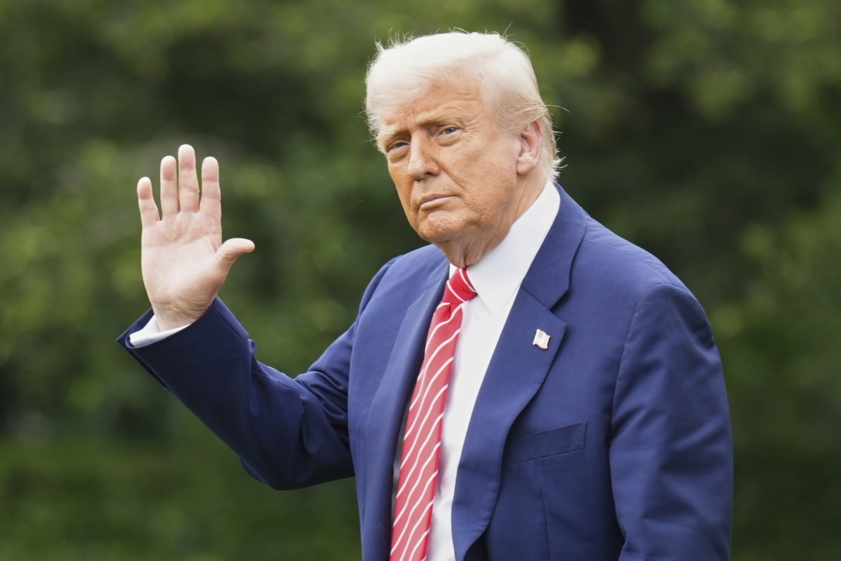 ARCHIV - 30.05.2025, USA, Washington: US-Präsident Donald Trump geht auf dem Südrasen des Weißen Hauses. (zu dpa: «Weißes Haus: Trump nimmt an Nato-Gipfel teil») Foto: Jacquelyn Martin/AP/dpa +++ dpa- ...