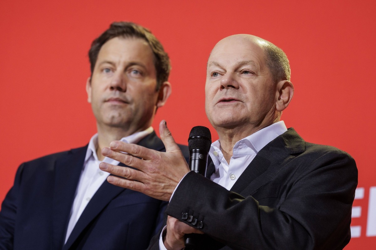 Lars Klingbeil, SPD-Parteivorsitzender, und Olaf Scholz SPD, Bundeskanzler, aufgenommen bei der Vorstellung des Entwurf des SPD Wahlprogramm fuer die Bundestagswahl 2025 mit dem Titel Mehr fuer dich.  ...
