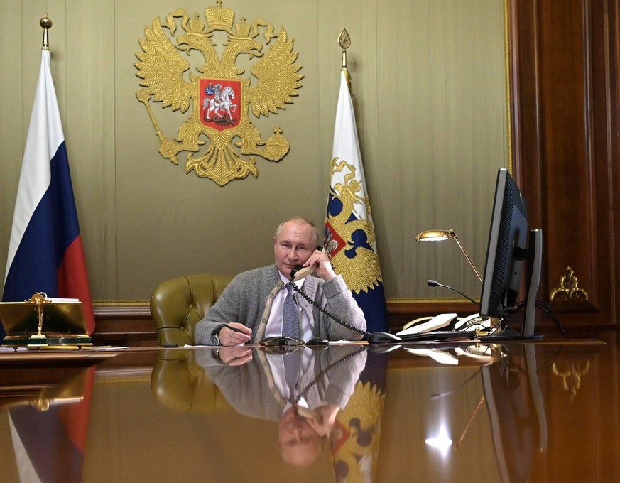 Der russische Präsident Wladimir Putin bei einer telefonischen Benefizveranstaltung in Sankt Petersburg. 